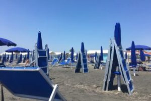 spiaggia_ombrelloni_chiusi_chi