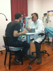 Carlo Orione mentre esegue un trattamento con il nuovo laser