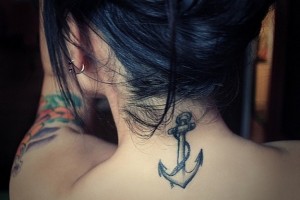 anchor-tattoo-dietro-il-collo