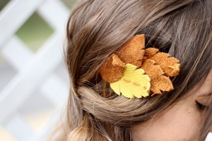 foglie di pelle tra i capelli