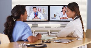 gruppo-di-diversi-medici-che-hanno-una-videoconferenza-47018559